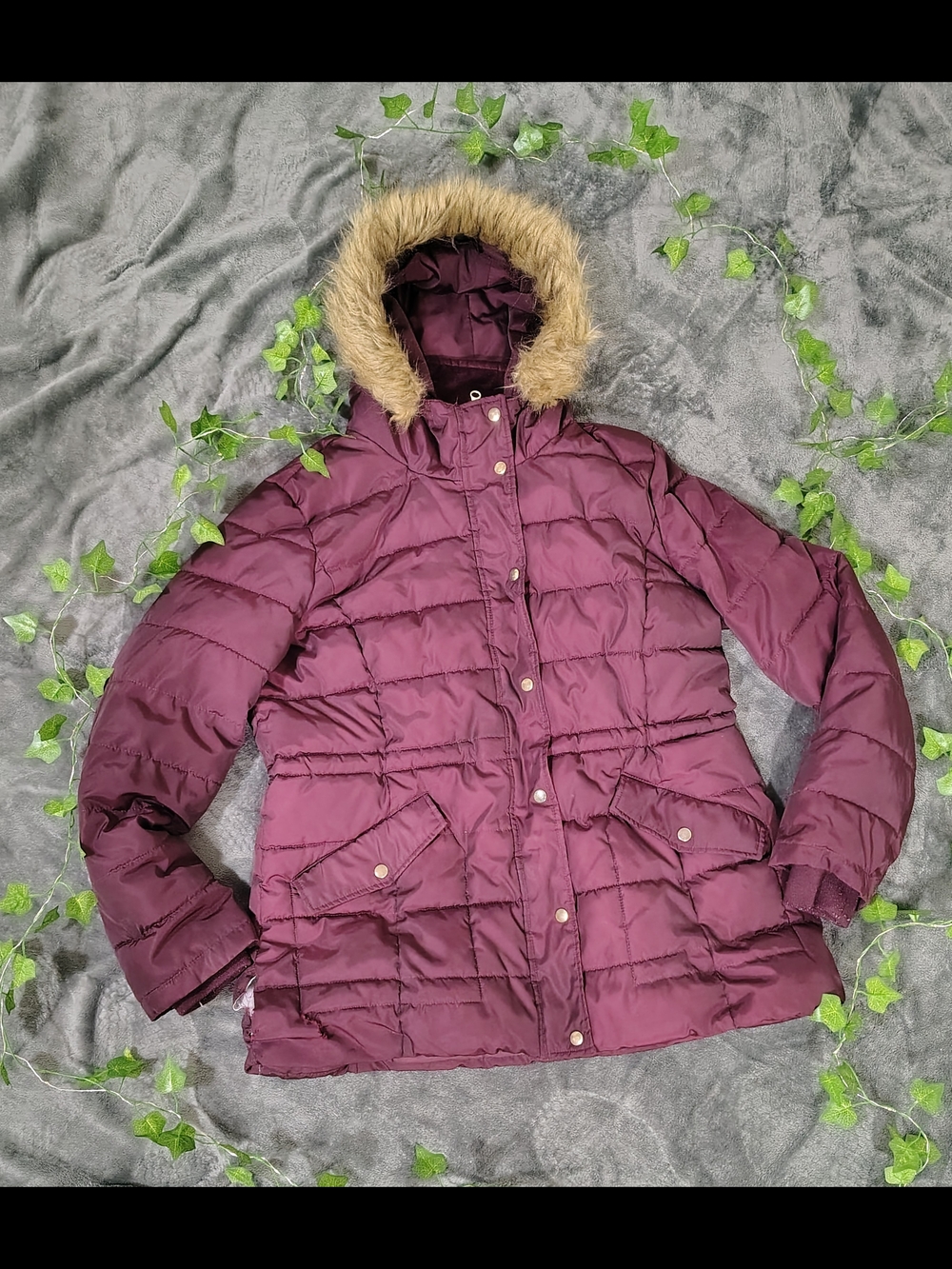 Time and Tru Women's Quilted Puffer Jacket with Faux Fur Trim - Plum